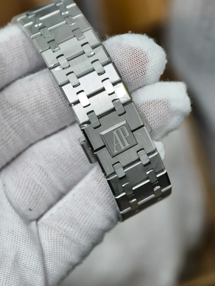 APS 15510ST integrated steel bracelet, AP engraved folding clasp, link finishing detail