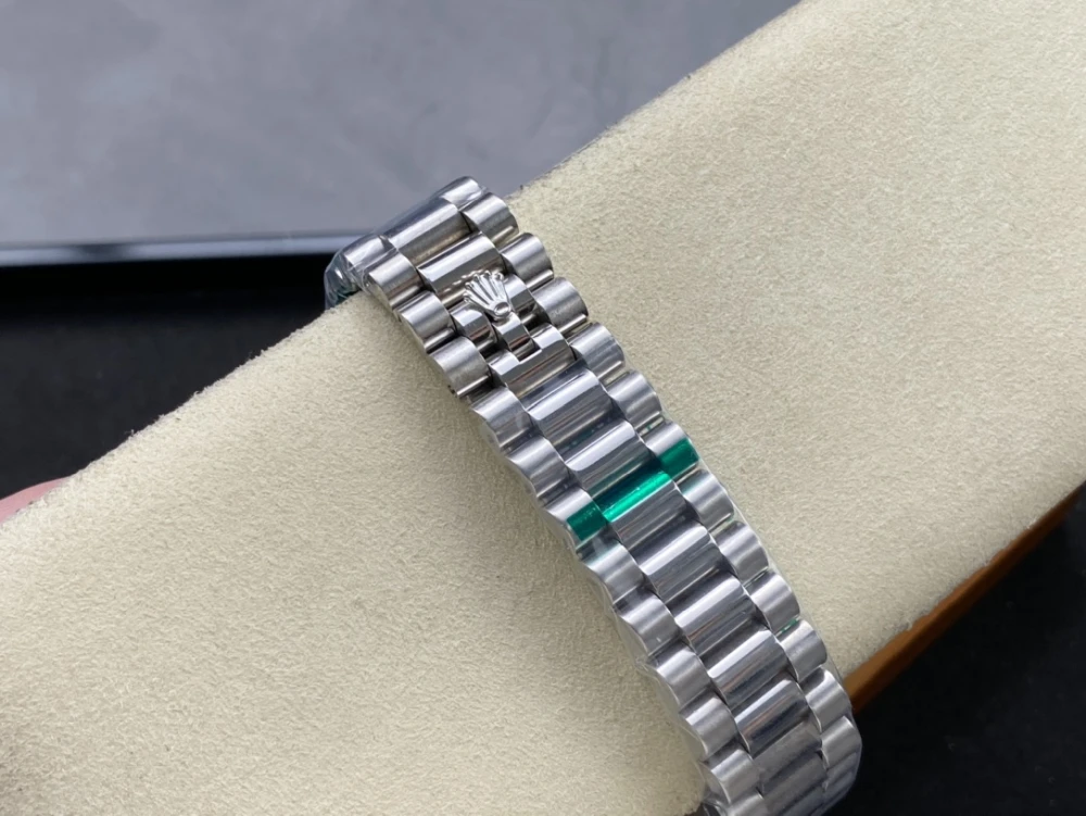 Day-Date 40mm 228236 Watch ARF 1:1 Best Edition with Silver Dial, Fluted Bezel, and President Bracelet On Asia 3255 8 Rolex Day-Date 40mm President Bracelet Hidden Clasp ARF Replica Watch