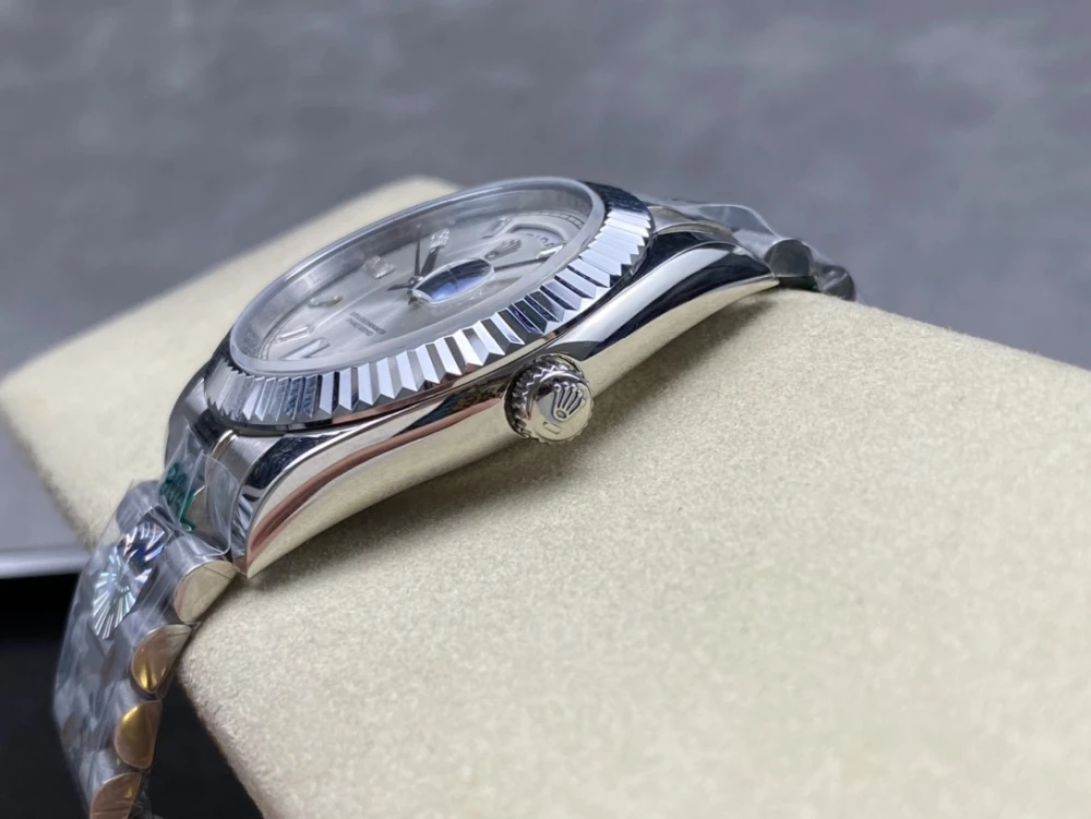 Day-Date 40mm 228236 Watch ARF 1:1 Best Edition with Silver Dial, Fluted Bezel, and President Bracelet On Asia 3255 5 Rolex Day-Date 40mm Silver dial close up of the Crown with logo